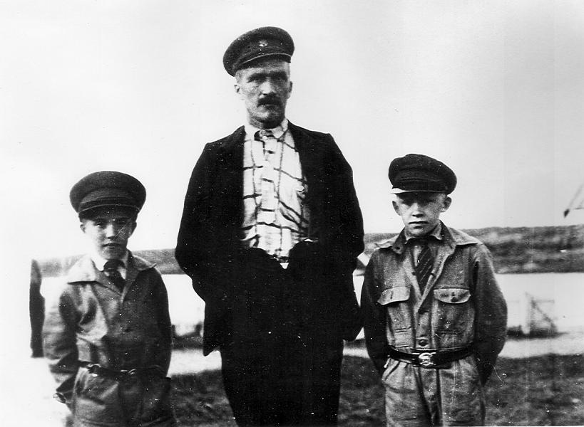 Lainio 03 D.jpg - William Andersson "Posti-Williami" med sönerna Carl och Isak.